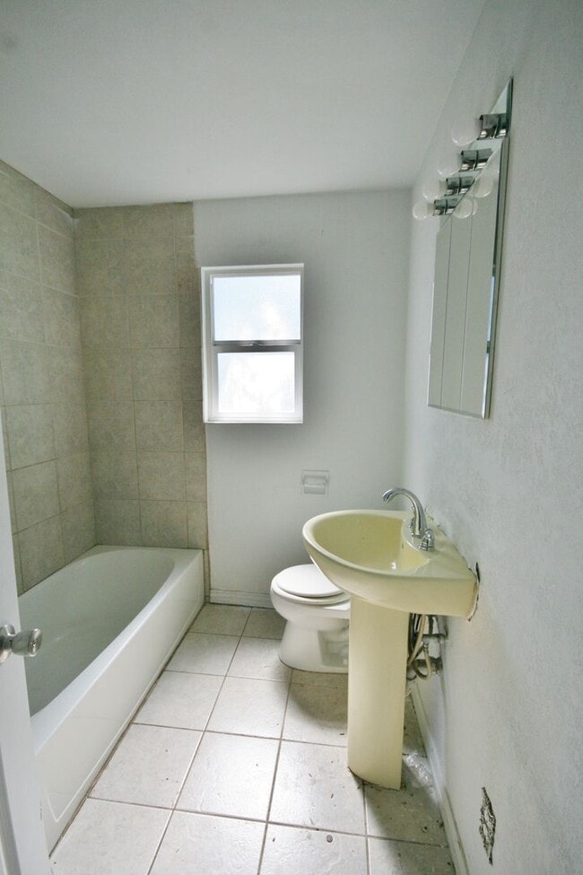 Building Photo - Spacious 2 Bed Home with a Basement! HUD OK!