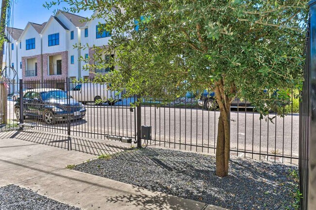 Building Photo - 2107 Stuart St