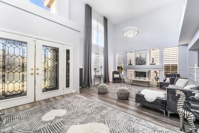 Building Photo - Luxury Living in Guard-Gated Royal Highlands!