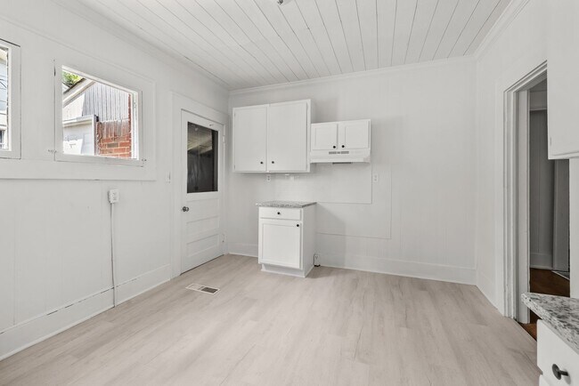 Building Photo - Beautiful Historic 4 Bedroom 2 Bathroom Home