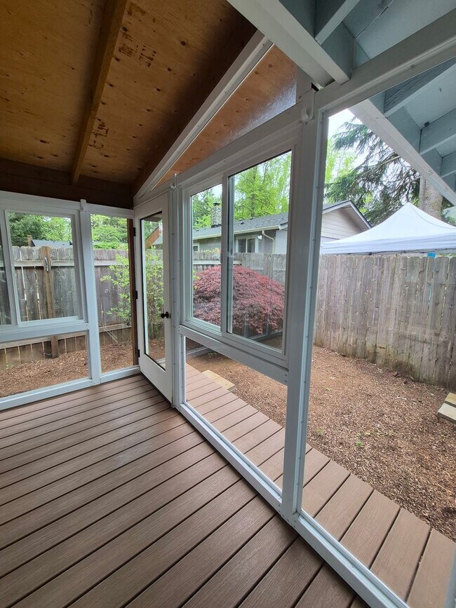 Building Photo - Charming South Salem Duplex!