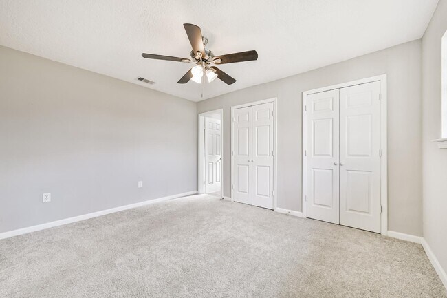 Building Photo - 305 Red Haven Dr