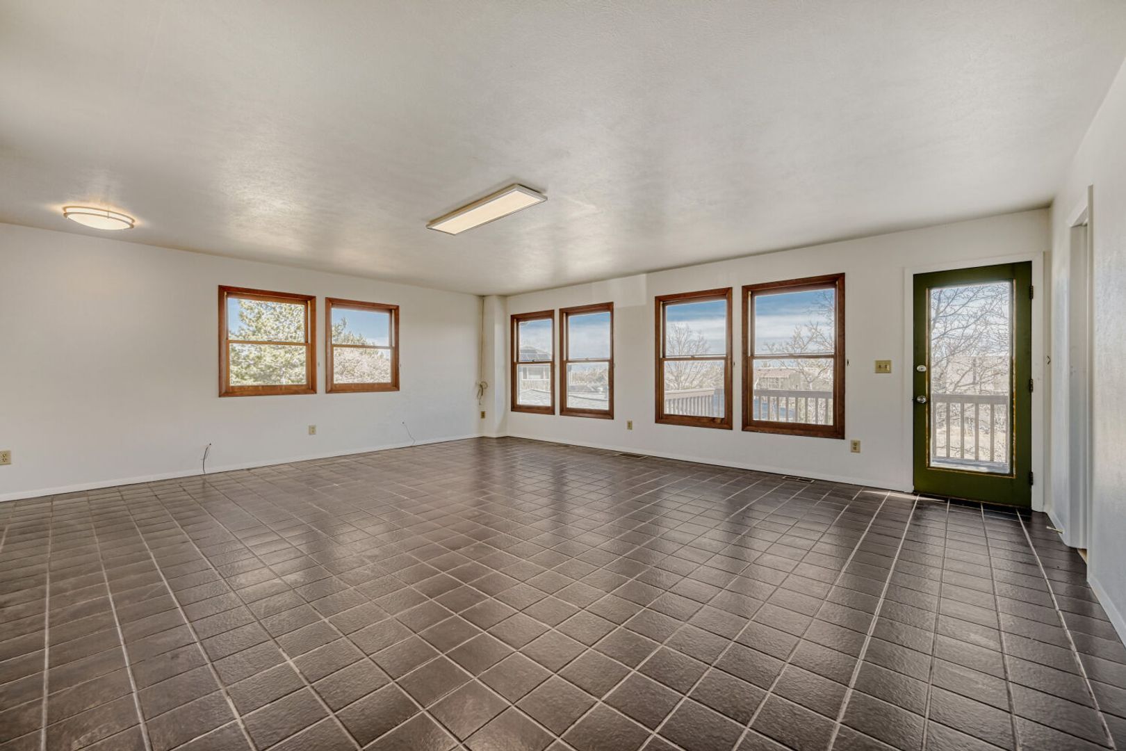 Building Photo - 3320 Longwood Ave