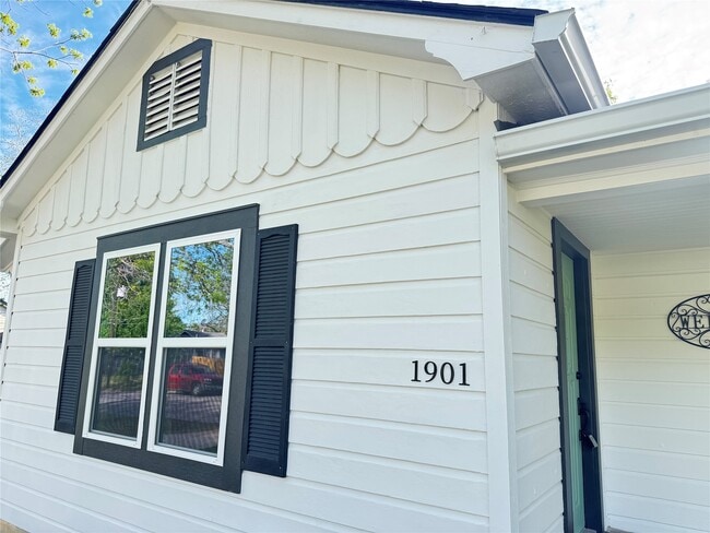 Building Photo - 1901 Marjorie St