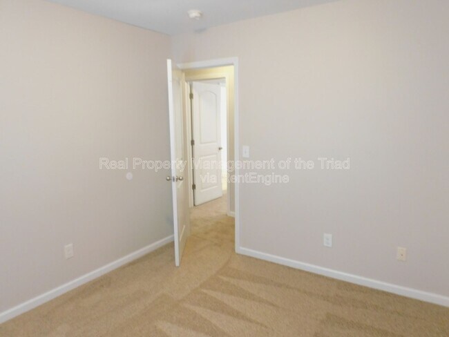 Building Photo - 807 Thorncroft Rd