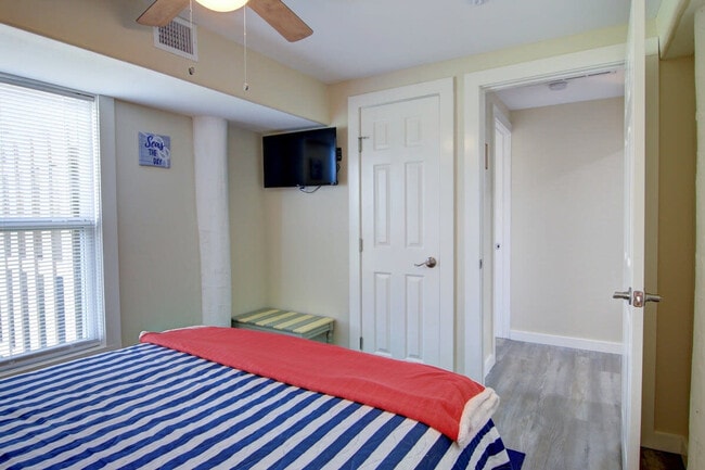 Building Photo - 1300 Eleventh Street-SI ID1023200P