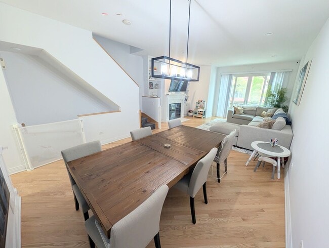 Building Photo - Stunning rehabbed 3-Bedroom Townhome in Fulton Market / West Loop