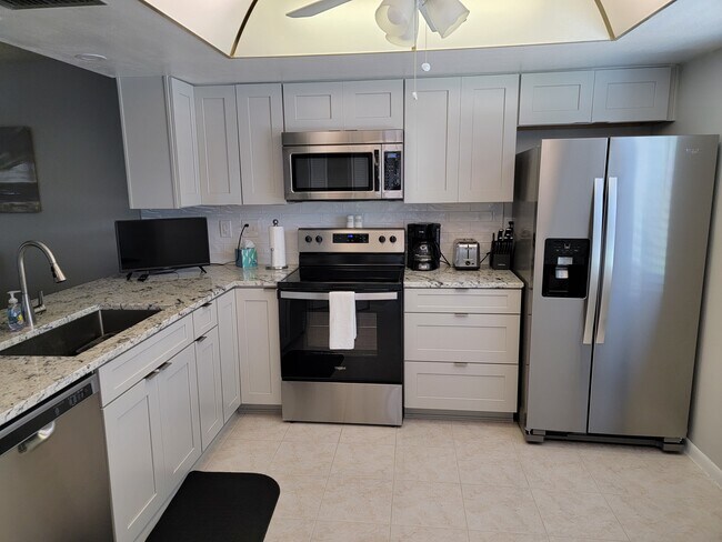 Building Photo - 9635 Greenskeeper Dr