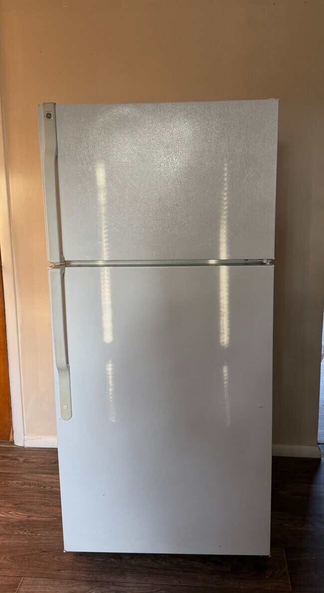 refrigerator - 1234 Cliffside St