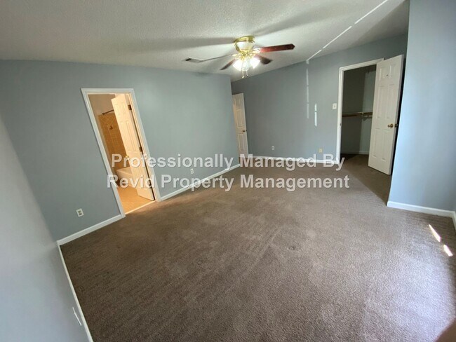 Building Photo - 2 Bedroom Townhome