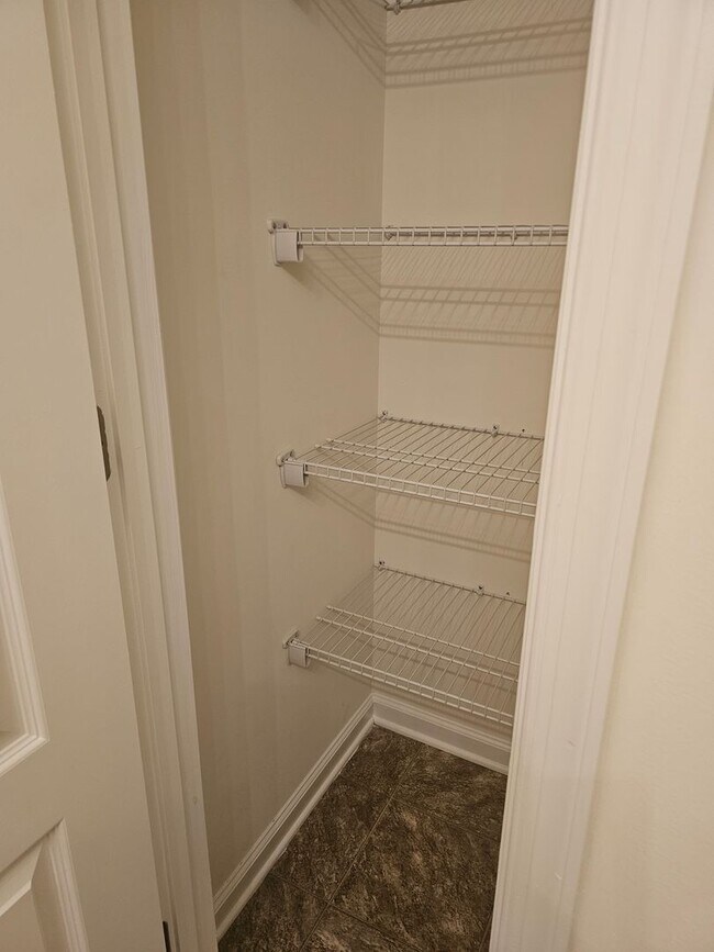 Building Photo - Spacious Duplex close to schools and shopping.