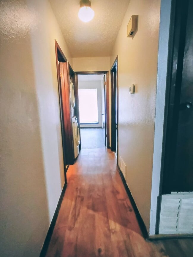 Building Photo - 3 bed, 2 bath - Carl Albert Schools!