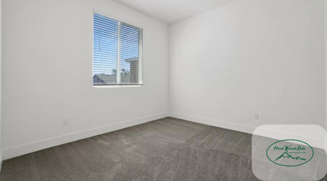 Building Photo - CORNER LOT - Beautiful 5-Bedroom Home for Rent in North Merced!