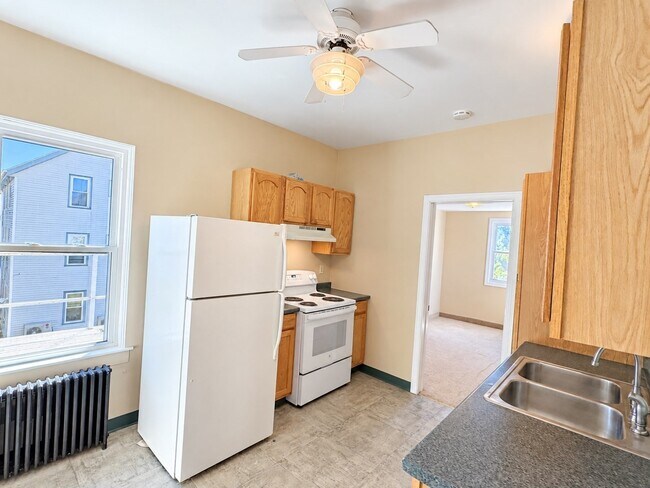 Building Photo - 456 Coggeshall St