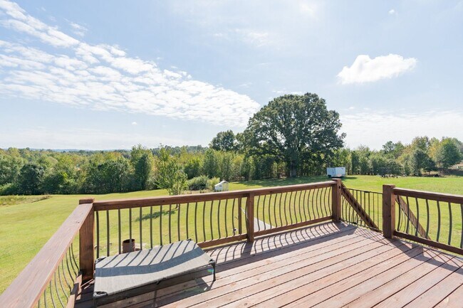 Building Photo - READY NOW!   Harrison Home with Finished Basement & Scenic Views