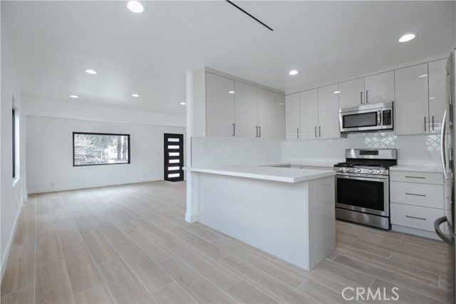 Building Photo - 8143 Hazeltine Ave