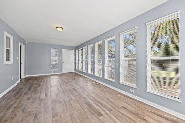 Building Photo - A MUST SEE, AMPLE SPACE HERE AND VERY MODE...