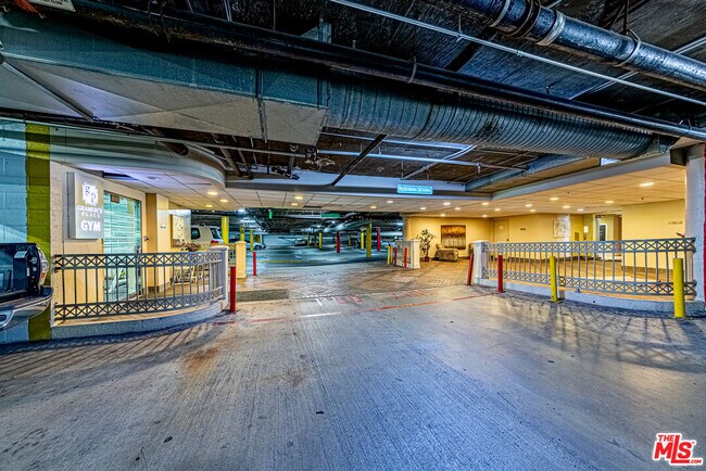 Building Photo - 620 S Gramercy Pl