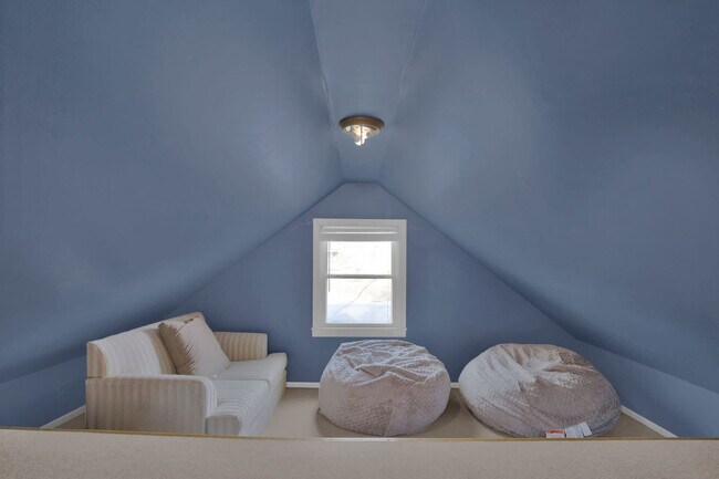 Building Photo - 1713 Fort Bragg Rd