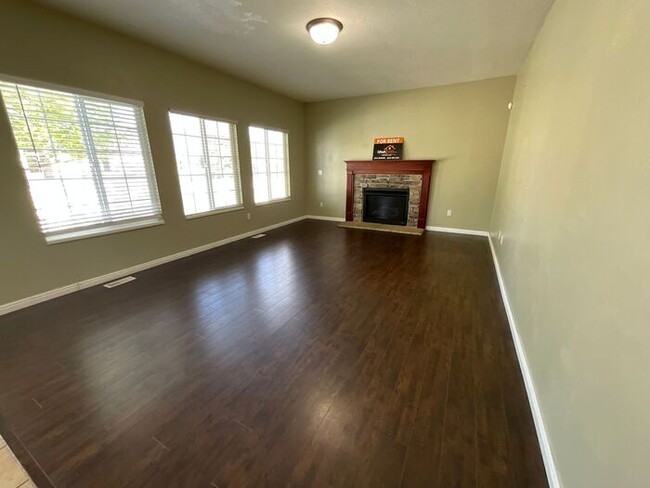 Building Photo - 6 bedroom 3 1/2 bathrooms 2 car garage Lar...