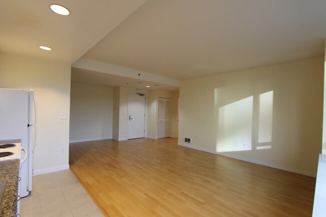 Building Photo - EPIC REA-AZARI PM - Nice Studio at The Beacon in South Beach w/Parking available