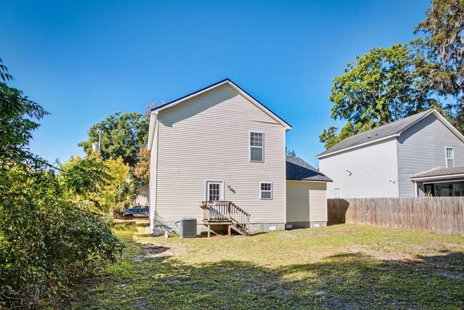 Building Photo - 1217 Clock St