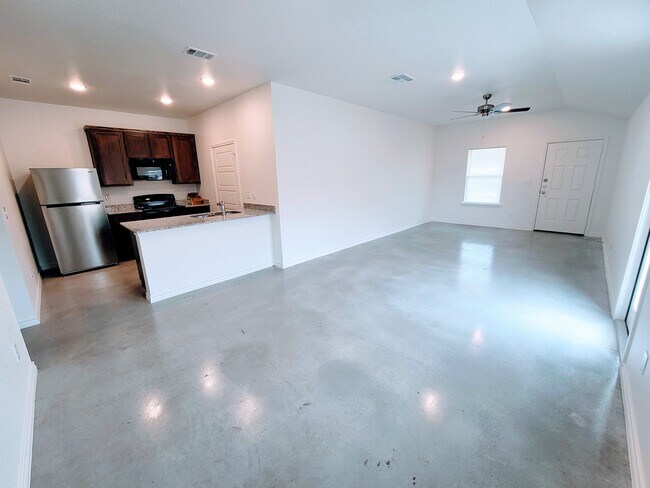 Building Photo - 129 Wind Ridge Dr