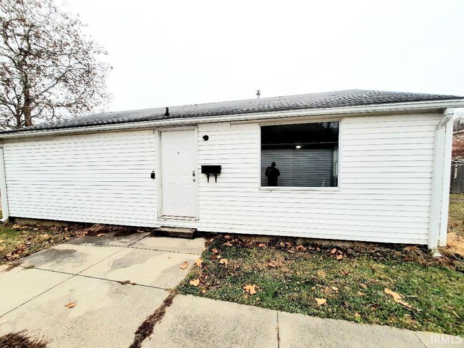 Building Photo - 1807 W Adams St