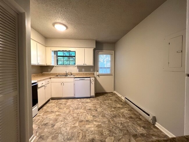 Building Photo - 212 Ewing Dr