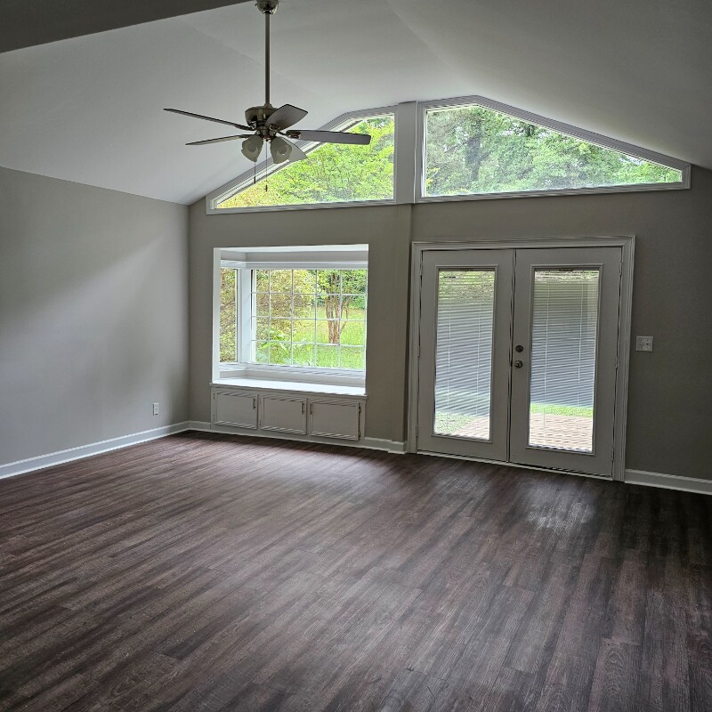 Building Photo - 1335 Victory St