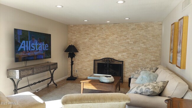 Building Photo - 459 E Marigold Ln