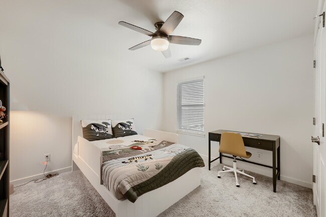 Building Photo - "Spacious 5-Bed Oasis with 3 Full Baths in Scenic Castle Rock – Your Dream Home Awaits!"