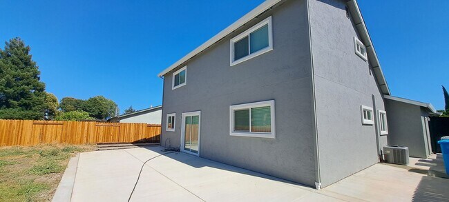 Building Photo - 132 Hyannis Ct