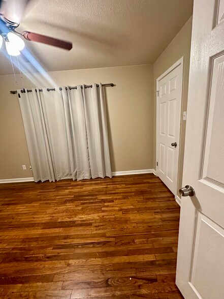 Building Photo - 1316 Eastview Dr