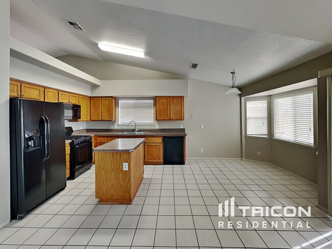 Building Photo - 5033 Golfridge Dr