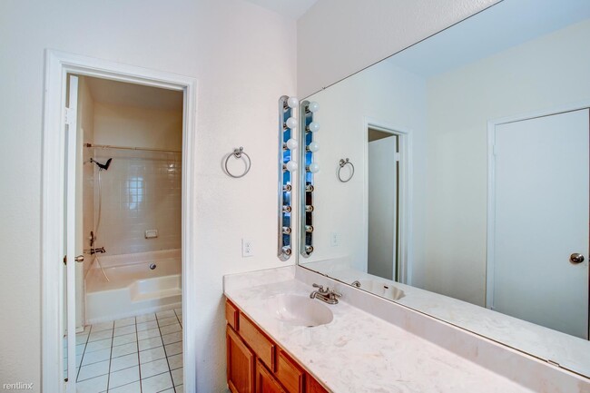 Building Photo - 2 br, 2.5 bath Townhome - 17423 Red Oak Dr...