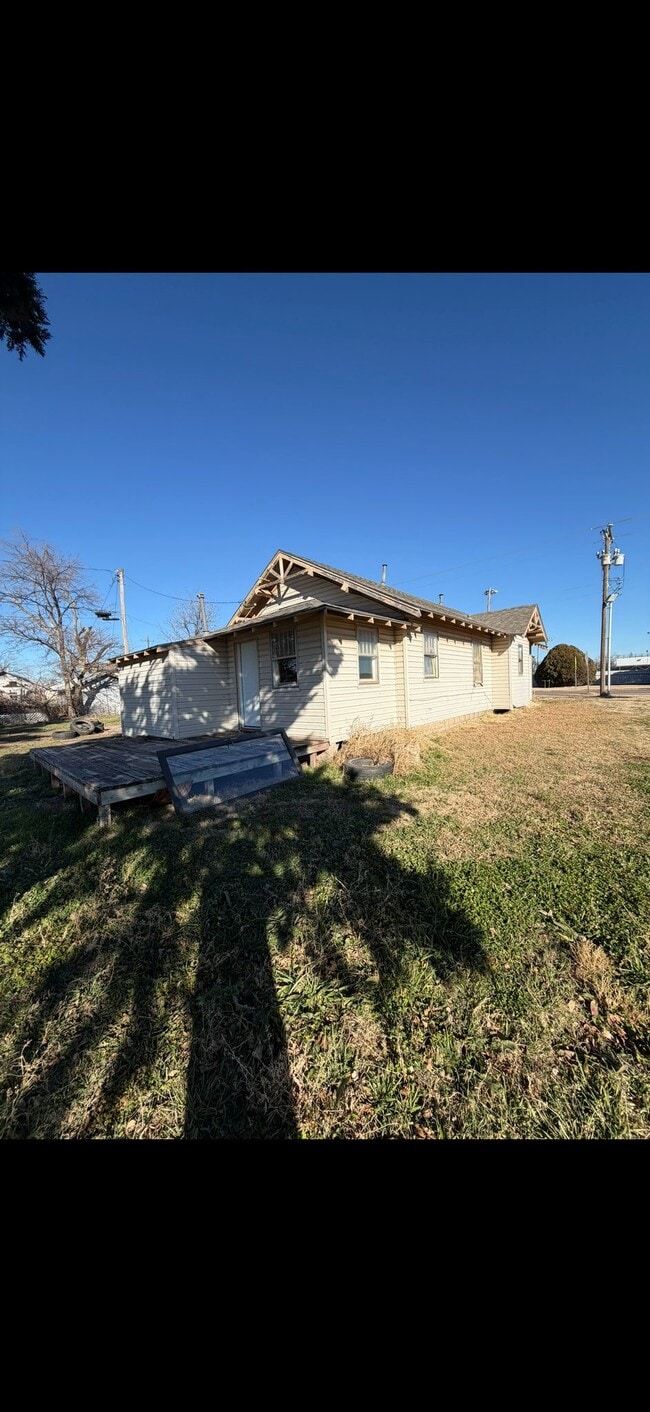 Building Photo - 715 Comanche St