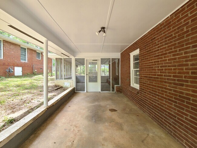 Building Photo - Cutest Bungalow in the Heart of Hapeville 3 bed/2 bath