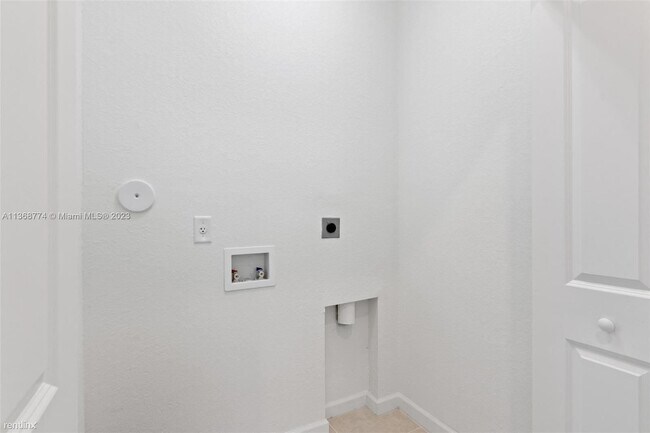 Building Photo - 3 br, 2.5 bath Townhome - 12725 NW 24th Ave