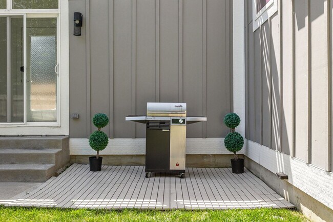 Building Photo - 1616 Pleasant St