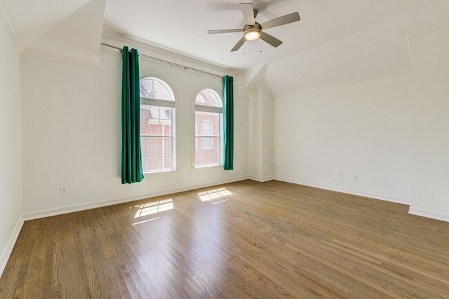 Building Photo - 3 bed, 3/1 bath updated townhome in the he...