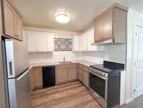 Building Photo - 181 E Tall Fir Ct