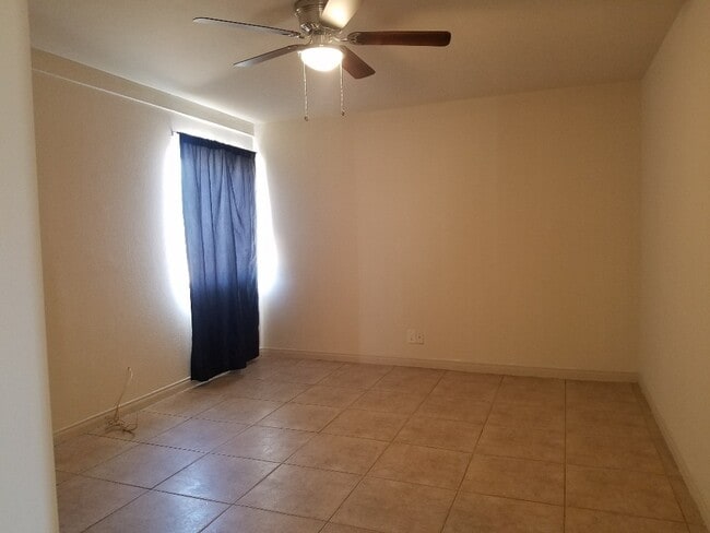 Building Photo - Wide open spaces!