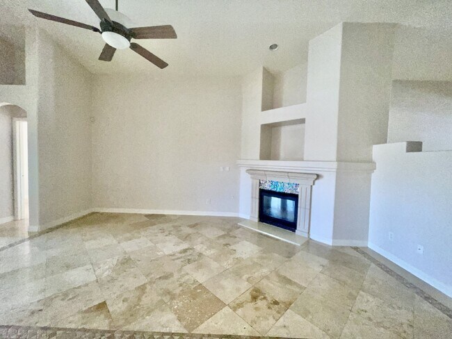 Building Photo - Stunning 3 bedroom 3 bath with dual primar...