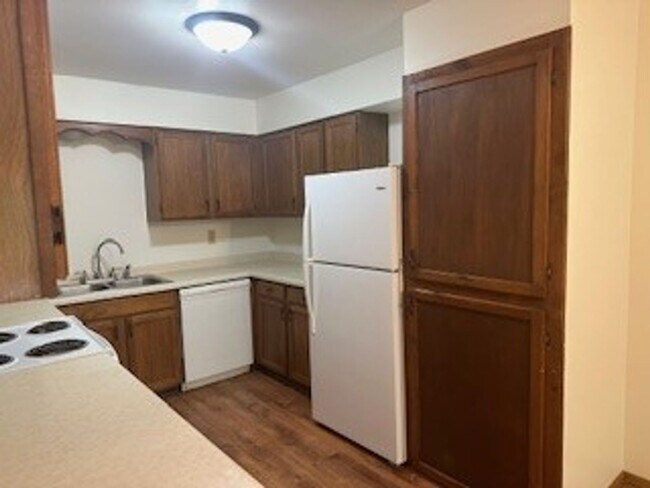 Building Photo - Spacious 2 bed, 1 bath