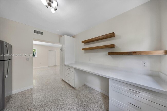 Building Photo - 1096 Raven Ave