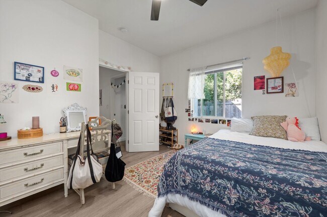 Building Photo - Private turfed yard!