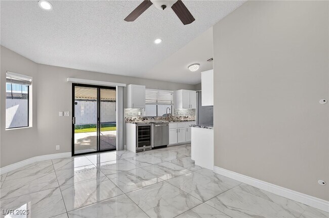 Building Photo - 492 Chelsea Dr