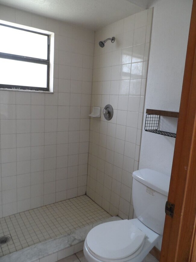 Building Photo - AVAILABLE NOW 3 BEDROOM 2 BATH 2 CAR GARAGE. CONTACT KAREN GUARDINO, REALTOR 386-747-9295