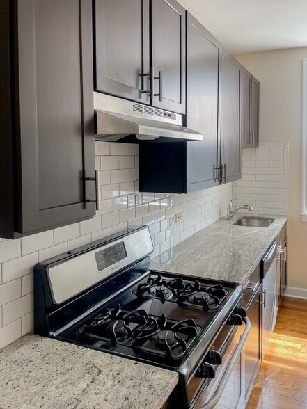 Building Photo - 849 W Cornelia Ave